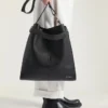 Bolso hobo mediano con cinturón en piel granulada Bolso hobo mediano con cinturón en piel granulada