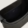 Bolso hobo mediano con cinturón en piel granulada Bolso hobo mediano con cinturón en piel granulada