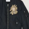 Bomber con costuras de alta costura adornadas en nailon