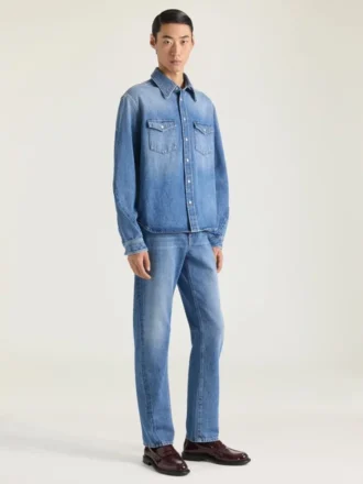 Camisa con costuras de alta costura en denim lavado en tonos oscuros