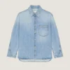 Camisa oversize con costuras de alta costura en denim azul claro