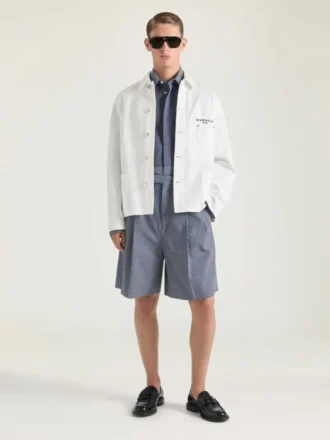 Chaqueta con costuras de alta costura en denim bordado con «Givenchy Paris»