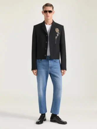 Chaqueta corta de un solo pecho con adornos, confeccionada en lana