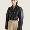 Chaqueta motera corta tipo capullo en piel Chaqueta motera corta tipo capullo en piel