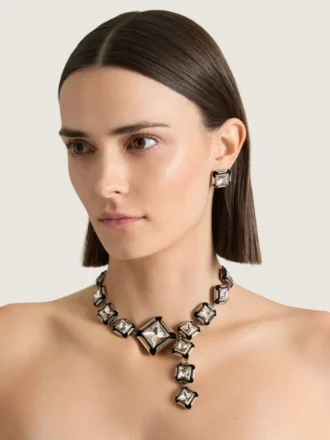 Collar de cristales deconstruido en metal y cristales