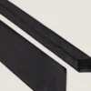 Corbata de seda con bordado de perlas y cristales Corbata de seda con bordado de perlas y cristales