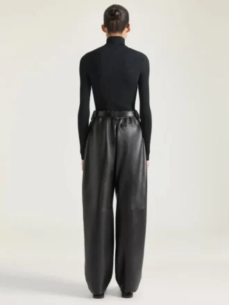 Cuerpo en punto de canalé fino con la firma de Givenchy