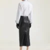 Falda midi con detalle en la parte trasera en piel napa Falda midi con detalle en la parte trasera en piel napa