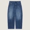 Jeans azul oscuro con costuras de alta costura