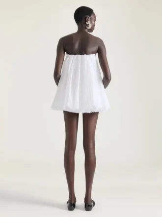 Mini vestido bustier de encaje con capa