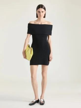 Minivestido de lana con hombros descubiertos