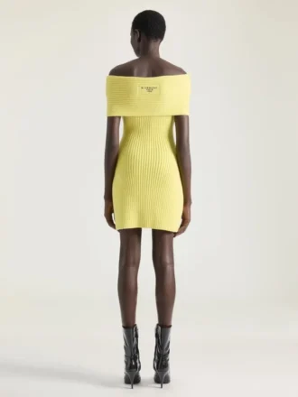 Minivestido de lana con hombros descubiertos