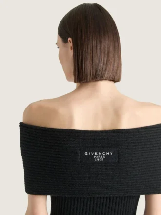 Minivestido de lana con hombros descubiertos