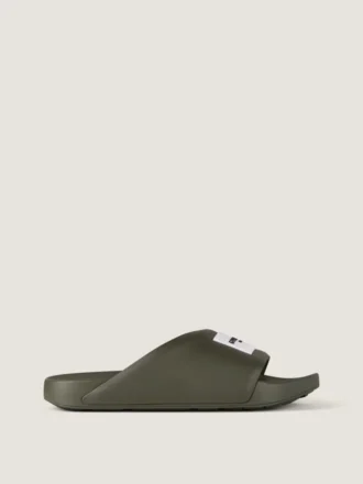 Mules con tiras de la línea Label en caucho