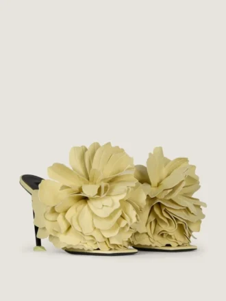mules de tacn boudoir en piel con ptalos de rosa 1 2 330x440 - Mules de tac&oacute;n Boudoir en piel con p&eacute;talos de rosa