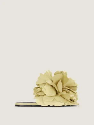 mules planas boudoir de cuero con ptalos de rosa 2 2 330x440 - Mules planas Boudoir de cuero con p&eacute;talos de rosa