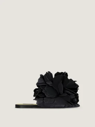Mules planas Boudoir de cuero con pétalos de rosa