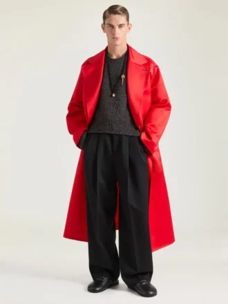 Abrigo con costuras de alta costura en satén