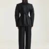 Chaqueta tipo capullo de doble botonadura en lana con detalle del revés Chaqueta tipo capullo de doble botonadura en lana con detalle del revés