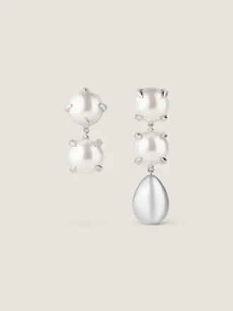 Pendientes asimétricos con púas y perlas en metal y perlas
