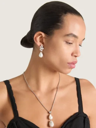 Pendientes asimétricos de perlas y cristales en metal, cristales y perlas