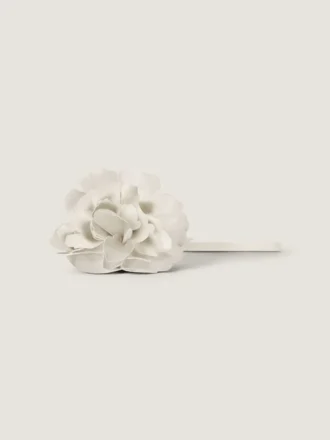 Pequeño colgante de pétalos de rosa en piel napa