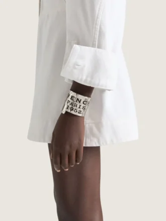 Pulsera tipo brazalete «Tape» de Givenchy en metal y esmalte