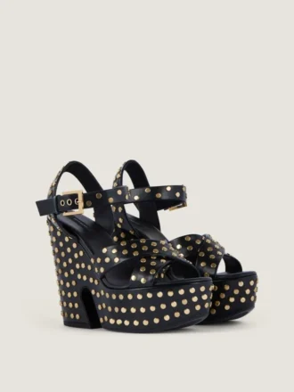 Sandalias de plataforma tipo zueco de cuero con tachuelas