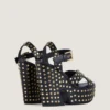 Sandalias de plataforma tipo zueco de cuero con tachuelas
