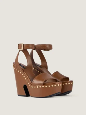 Sandalias de plataforma tipo zueco de piel con detalles de tachuelas