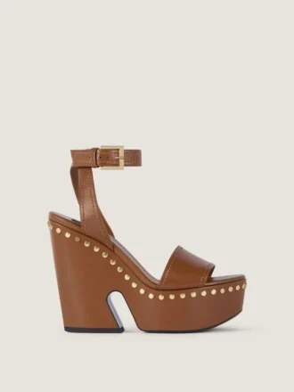 Sandalias de plataforma tipo zueco de piel con detalles de tachuelas