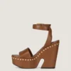 Sandalias de plataforma tipo zueco de piel con detalles de tachuelas