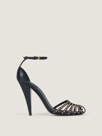 Sandalias de tacón con diseño de jaula en piel con tachuelas