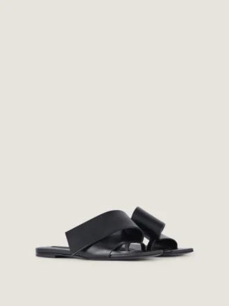 Sandalias planas de piel con corte cuadrado Sandalias planas de piel con corte cuadrado