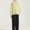 Suéter de cuello alto con costuras de alta costura en alpaca y lana de yak