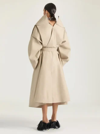 Trench largo con aberturas en algodón