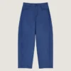Vaqueros azul índigo con costuras de alta costura y estampado del sello de Givenchy