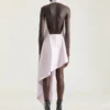 Vestido asimétrico con cuello halter de cuero