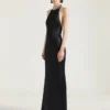 Vestido con cuello halter en crepé y satén Vestido con cuello halter en crepé y satén