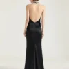 Vestido con cuello halter en crepé y satén Vestido con cuello halter en crepé y satén