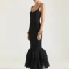 Vestido con espalda abierta y volantes en punto de canalé fino