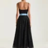 Vestido de noche con cortes en encaje y lentejuelas