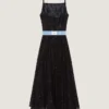Vestido de noche con cortes en encaje y lentejuelas