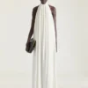 Vestido de noche con cuello halter en crepé cady