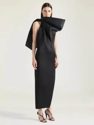 Vestido de noche de satén con detalle de lazo