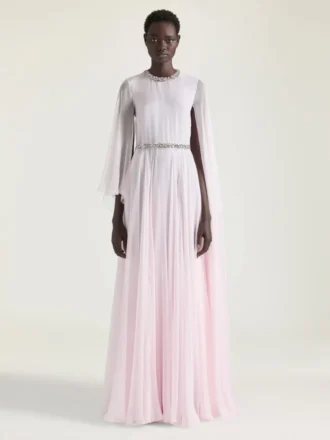 vestido de noche drapeado de gasa con cristales y capa