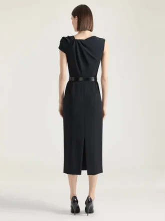 Vestido lápiz drapeado en crepé cady