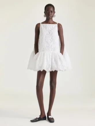 Vestido mini con volantes y corte asimétrico en encaje