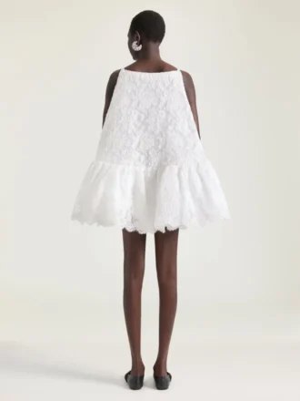 Vestido mini con volantes y corte asimétrico en encaje