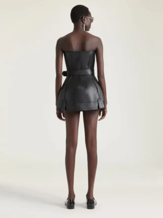 Vestido mini tipo bustier de estilo motero en piel